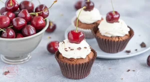 Schoko Kirsch Muffins mit Sahne und frischen Kirschen. Ein Genuss für alle Sinne!