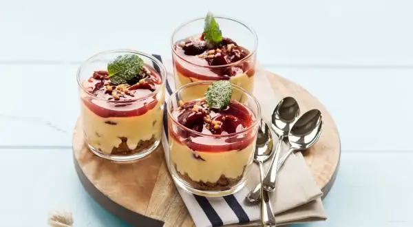 Köstliche Desserts im Glas: Cremig, fruchtig, mit Kirschen und Nüssen – so kann man pflaumen aus dem Glas genießen.