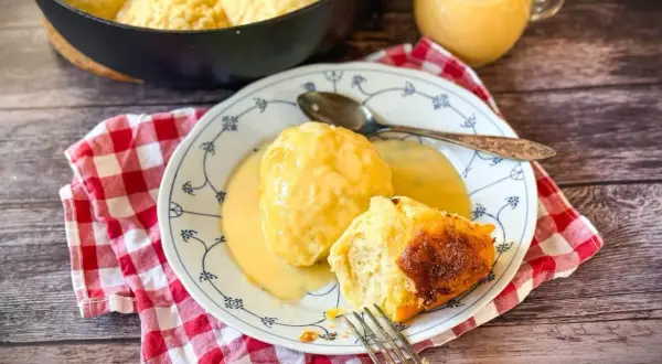 Leckere Dampfnudeln mit Vanillesauce, ein tolles Rezept für süße Momente.