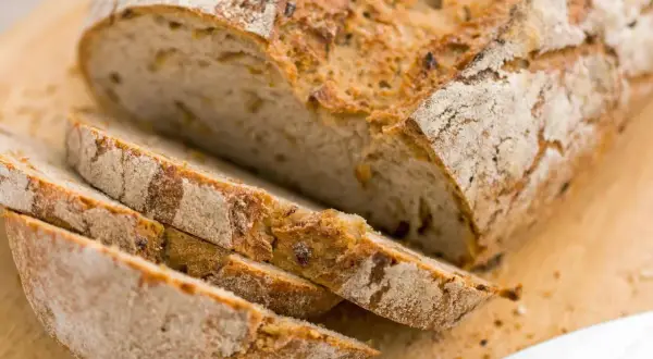 Frisch gebackenes Zwiebelbrot, in Scheiben geschnitten, bereit für ein köstliches Zwiebelbrot Rezept.