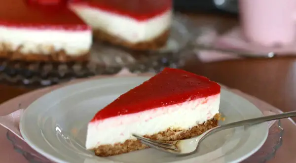 Ein Stück fruchtige Ostertorte mit Erdbeer-Gelee. Perfekt für eine ostertorte schnell und einfach Zubereitung.