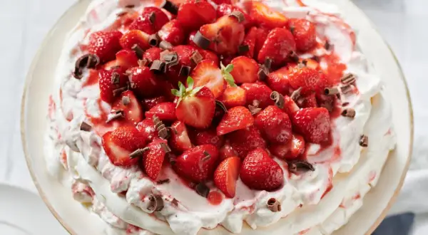 Eine luftige Erdbeer Baiser Torte mit frischen Erdbeeren und Schokostreuseln, ein Genuss für Augen und Gaumen.