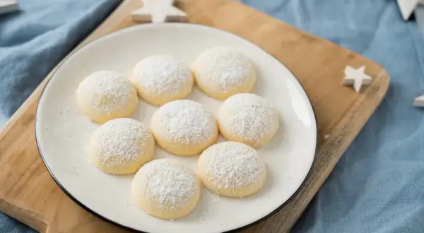 Zarte Butterkekse, bestäubt mit Puderzucker, warten auf das nächste Butterkekse Rezept.