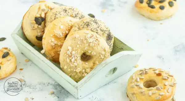 Frisch gebackene Bagels mit Haferflocken, Mohn und Kernen. Ein tolles Bagel Rezept für jeden Tag.