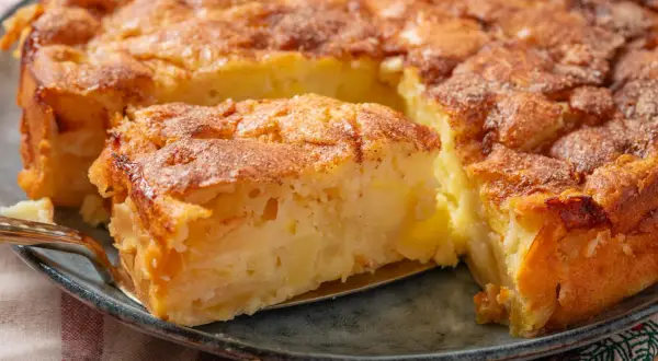 Goldbrauner Apfelkuchen, frisch aus dem Ofen. Dieses Apfelkuchen Rezept ist ein Genuss!