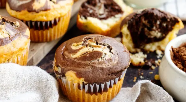 Saftige Marmor Muffins mit Swirls aus hellem und dunklem Teig, perfekt für den Kaffeetisch.