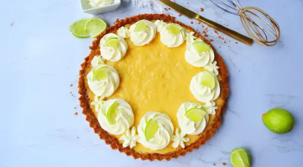Ein köstlicher Key Lime Pie, verziert mit Sahnetuffs und Limettenscheiben.