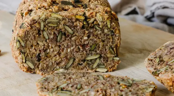 Saatenbrot rezept: Ein rustikales Brot voller Sonnenblumenkerne, Kürbiskerne und Leinsamen, perfekt für ein gesundes Frühstück.