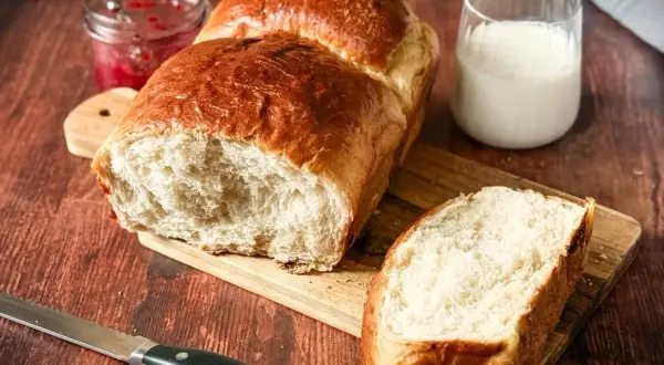 Frisch gebackenes Brioche-Brot, bereit zum Genießen mit Marmelade und Milch. Ein köstliches Brioche Rezept.