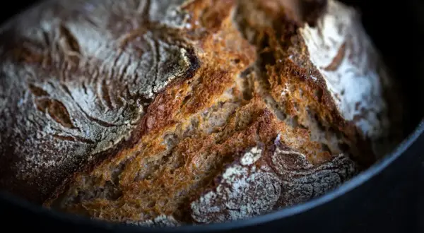 Ein knuspriges, frisch gebackenes Sauerteigbrot mit goldbrauner Kruste und luftiger Krume. Perfekt für jedes Sauerteigbrot Rezept.