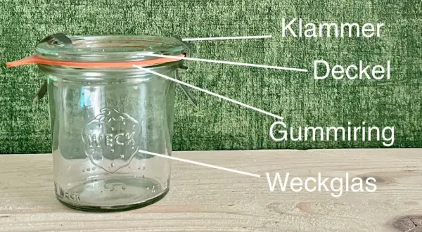 Ein Weckglas mit Klammer, Deckel und Gummiring. Perfekt für die Einkochzeiten Tabelle Weck.