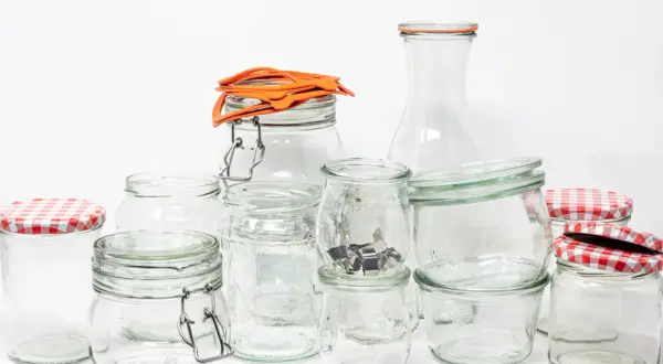 Eine Sammlung leerer Gläser, bereit, um sie für das Einmachen zu sterilisieren.