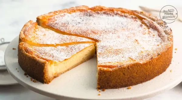 Ein köstlicher veganer Cheesecake, bestäubt mit Puderzucker, wartet darauf, genossen zu werden.