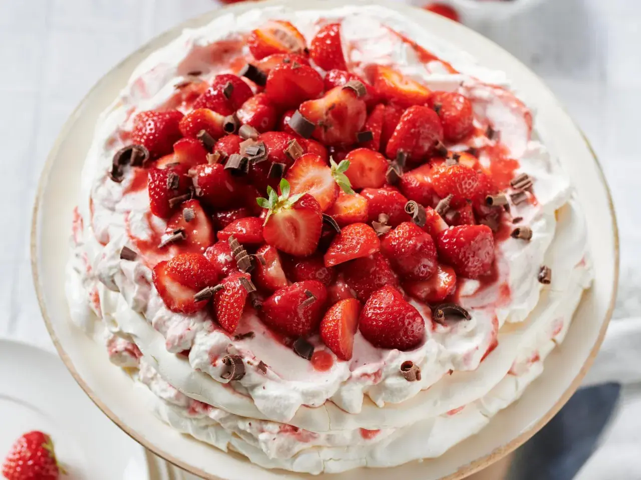 Eine luftige Erdbeer Baiser Torte mit frischen Erdbeeren und Schokostreuseln, ein Genuss für Augen und Gaumen.