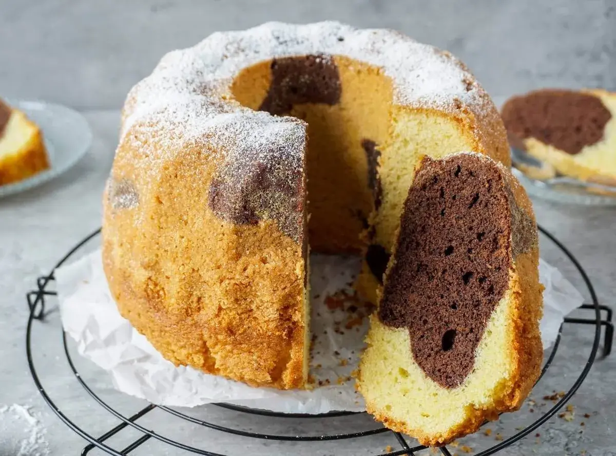 Ein saftiger Marmorkuchen, perfekt für jedes Kaffeetrinken. Dieses Marmorkuchen Rezept ist einfach und gelingt immer.