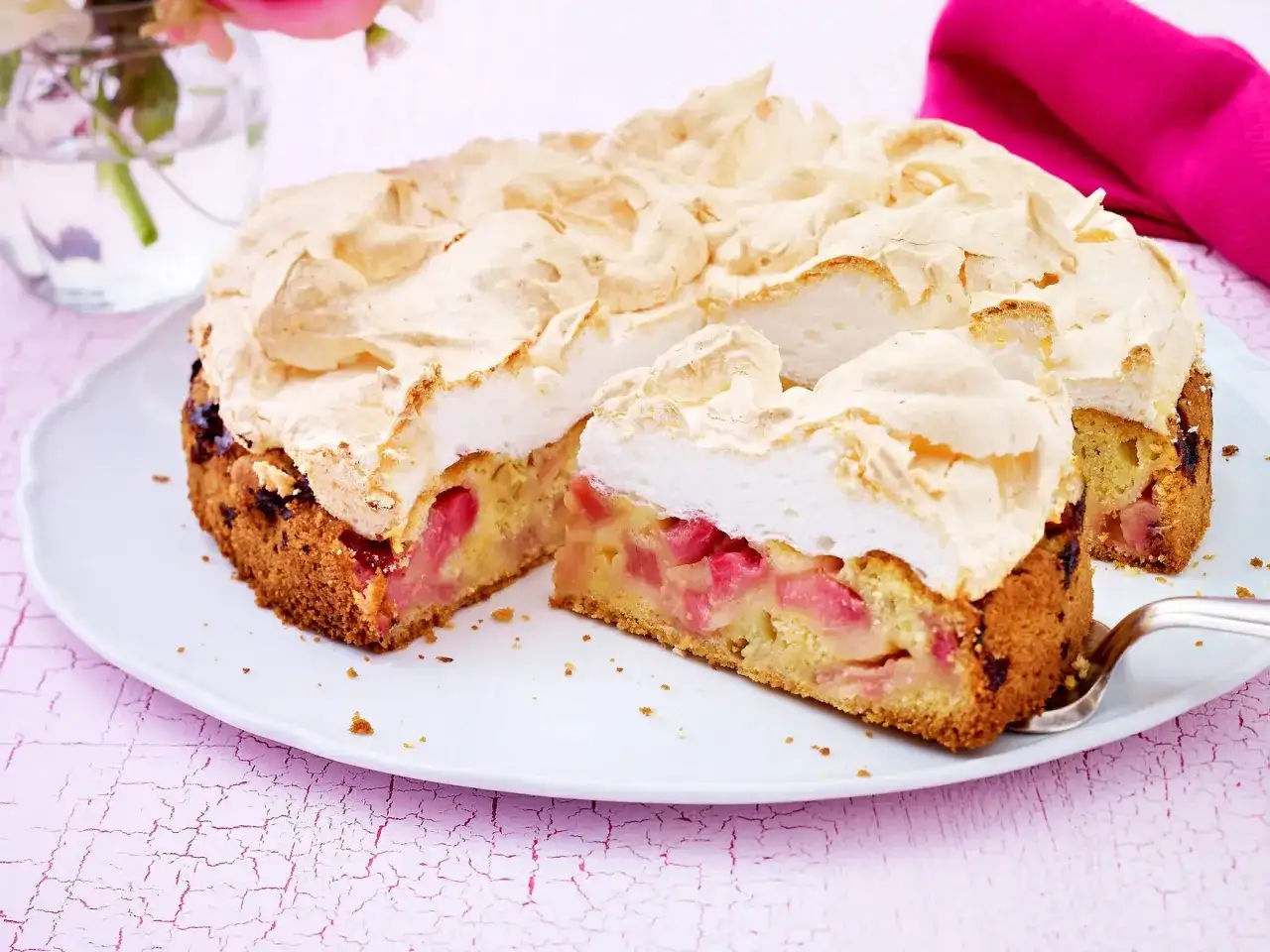 Saftiger Rhabarberkuchen mit luftigem Baiser, ein Genuss für jeden Kaffeetisch.