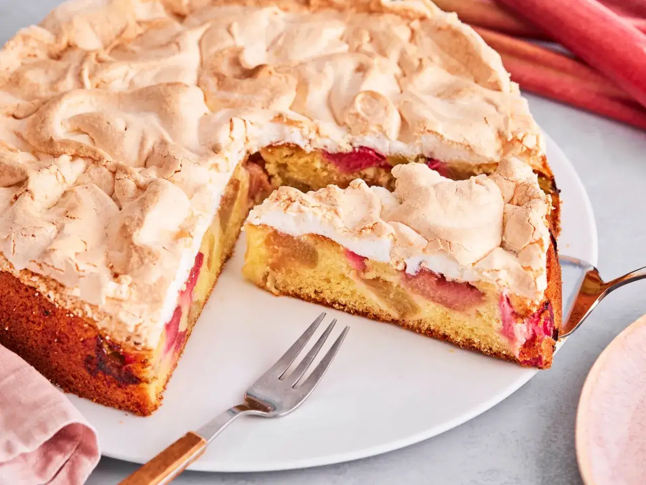 Ein saftiger Rhabarberkuchen mit einer luftigen Baiserhaube, bereit zum Genießen.