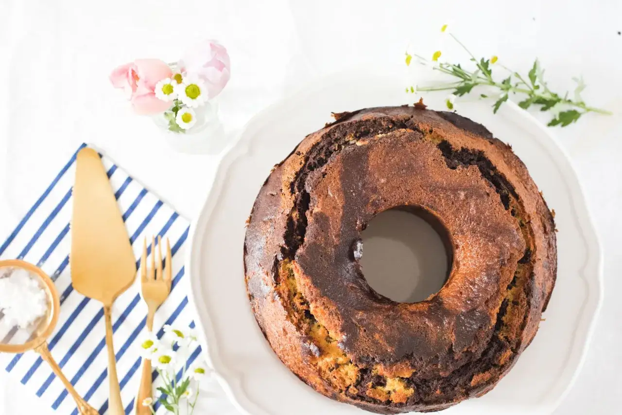 Ein frisch gebackener Marmorkuchen, bereit zum Servieren. Das Marmorkuchen Rezept ist einfach und gelingt immer.