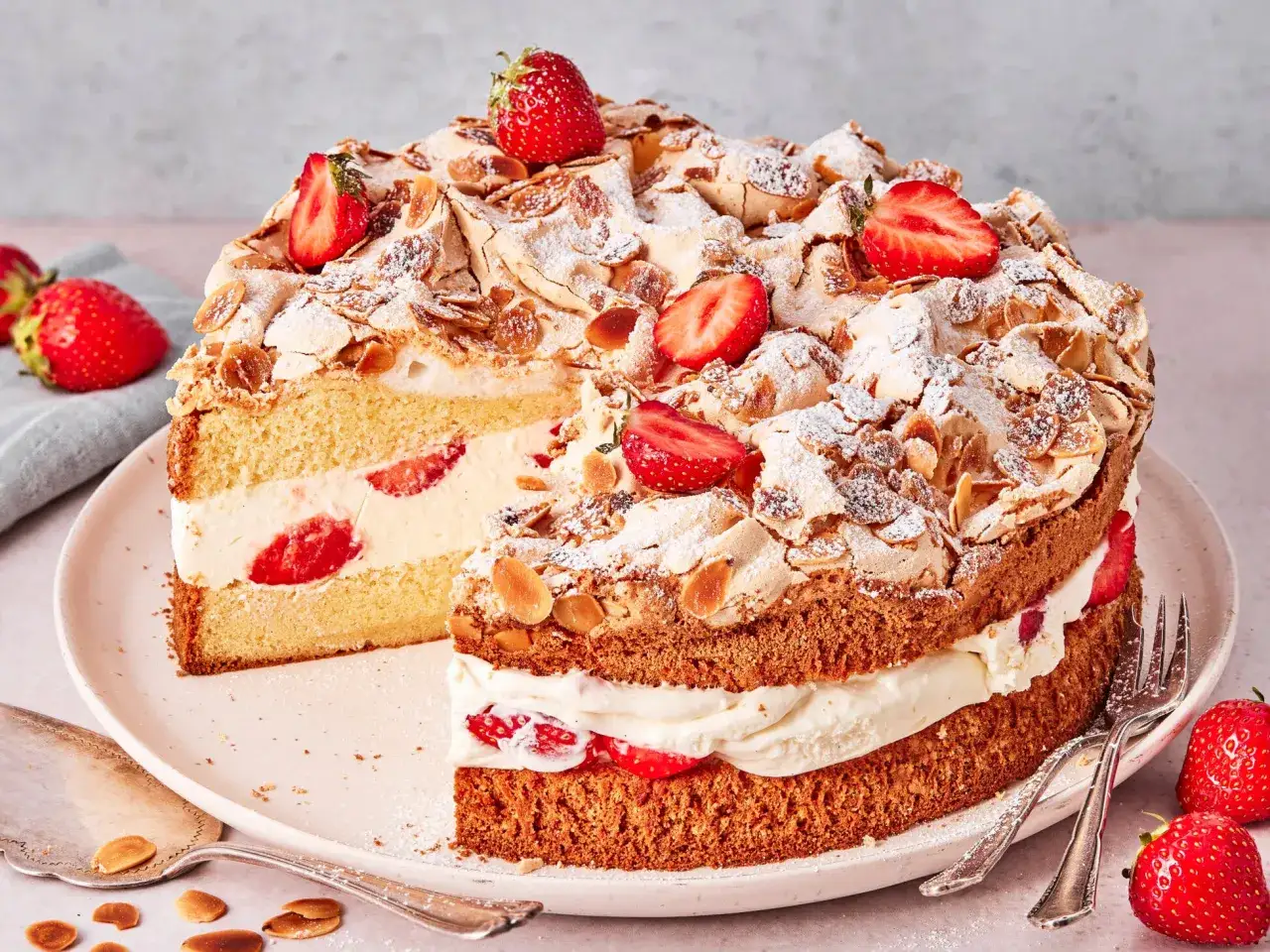 Erdbeer Baiser Torte mit frischen Erdbeeren, Baiserhaube und Mandelblättchen. Ein Traum für jeden Anlass!