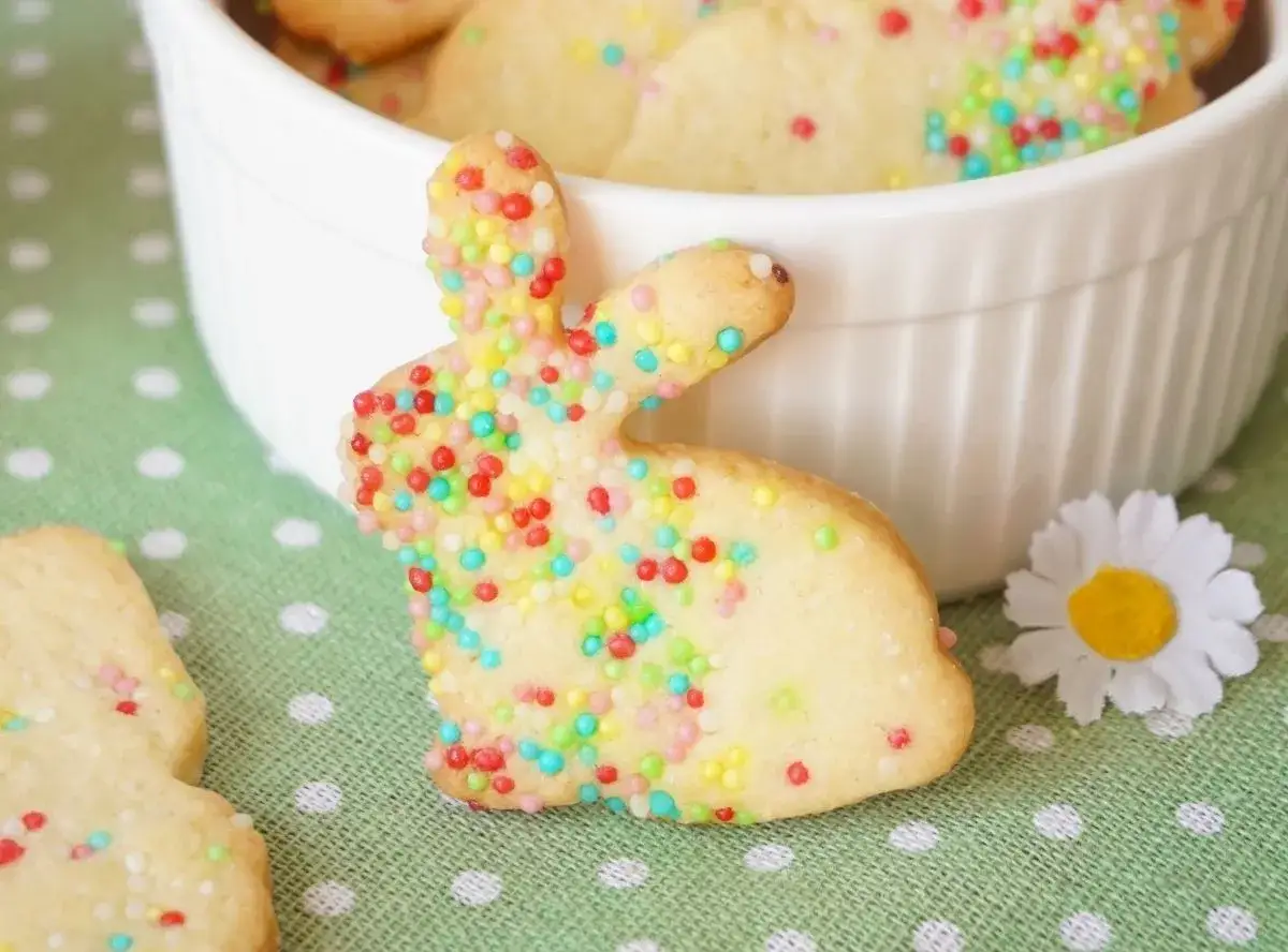 Osterkekse rezept einfach: bunte Hasenplätzchen mit Streuseln, perfekt für Ostern.