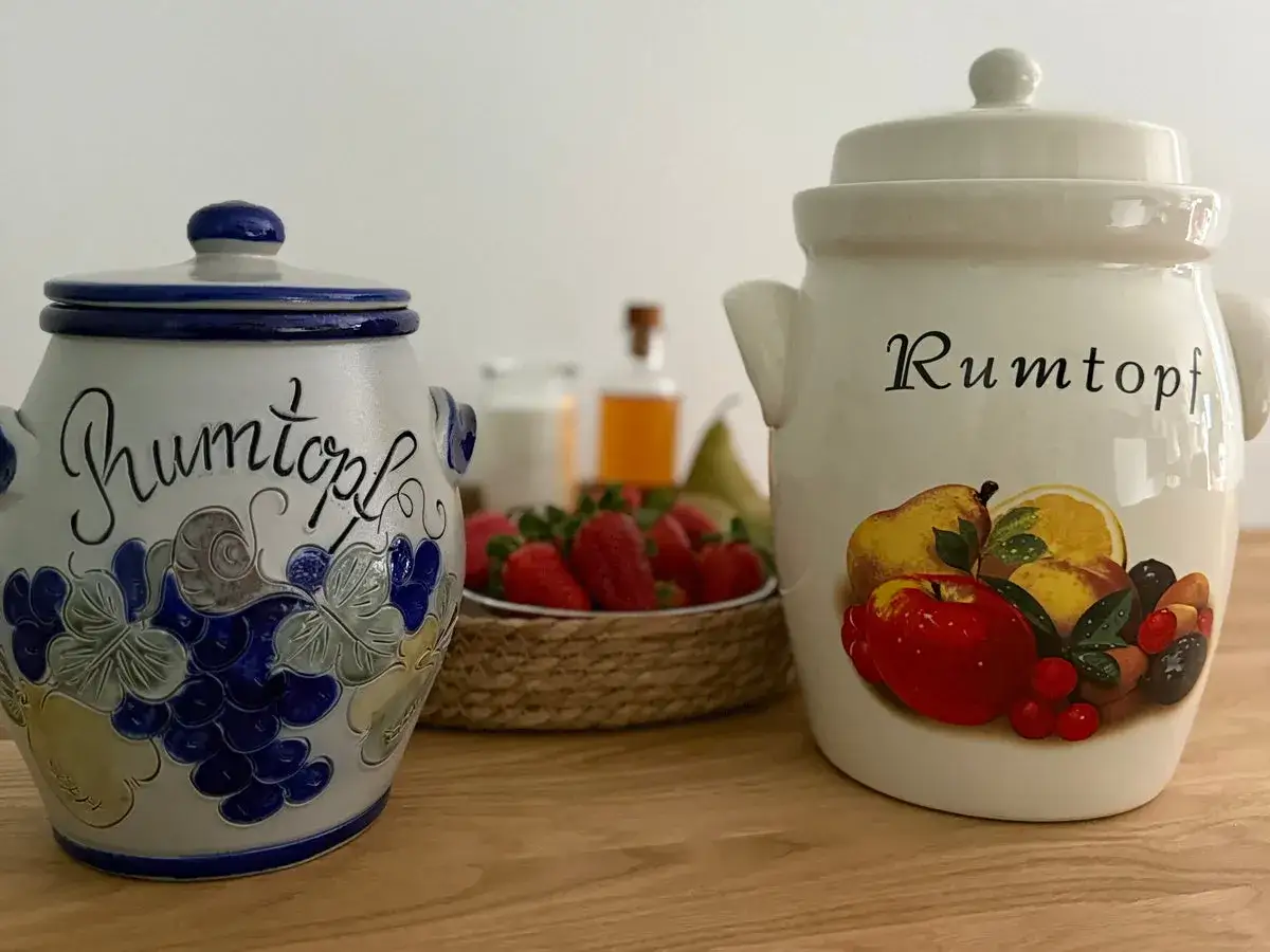 Zwei Keramikgefäße, beschriftet mit