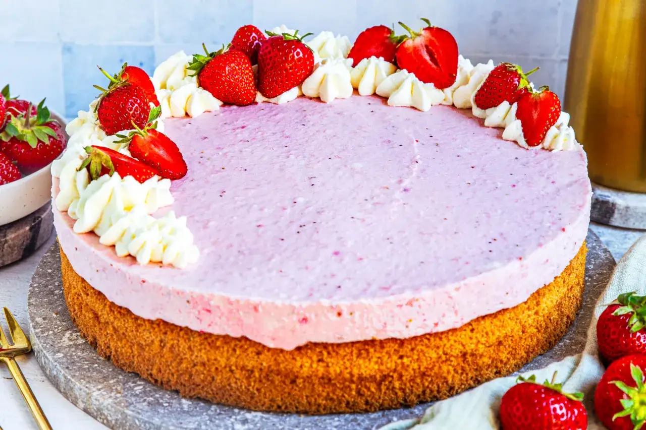Eine k&ouml;stliche Erdbeer Joghurt Torte mit frischen Erdbeeren und Sahnetupfern, bereit zum Genie&szlig;en.