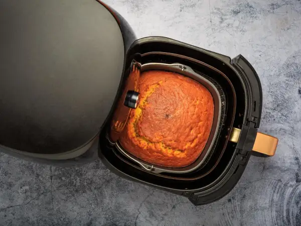 Ein goldbrauner Kuchen im Airfryer, bereit zum Genießen.