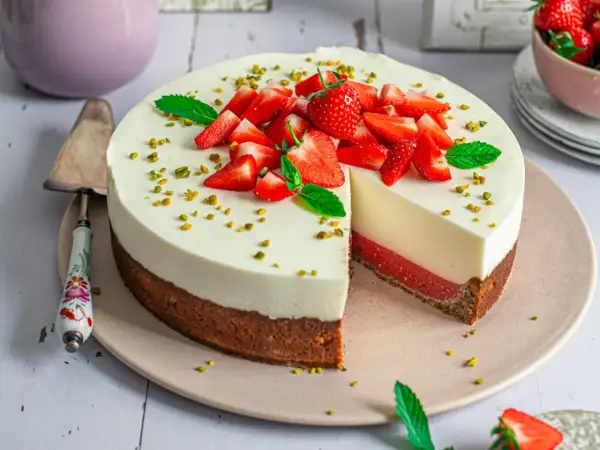 Eine köstliche Erdbeer Joghurt Torte mit frischen Erdbeeren, Minze und Pistazien.