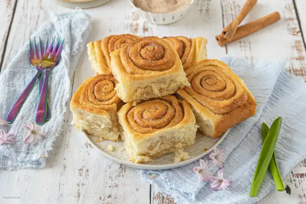 Frisch gebackene Zimtschnecken, die zum Nachbacken einladen. Ein köstliches zimtschnecken rezept für jeden Anlass.
