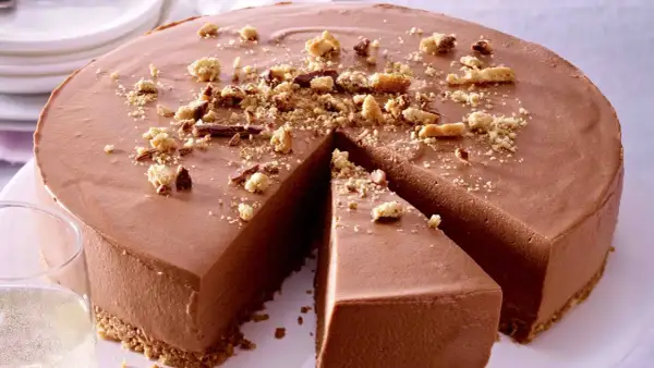 Schokoladenmousse-Torte mit Keksboden, bestreut mit Krümeln und Schokostückchen. Perfekt für einfache Torten-Momente.