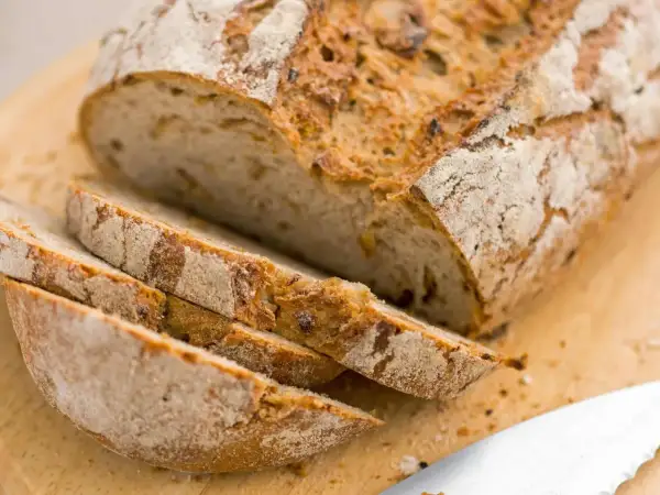 Frisch gebackenes Zwiebelbrot, in Scheiben geschnitten, bereit für ein köstliches Zwiebelbrot Rezept.