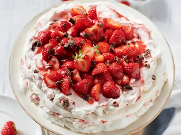 Eine luftige Erdbeer Baiser Torte mit frischen Erdbeeren und Schokostreuseln, ein Genuss für Augen und Gaumen.