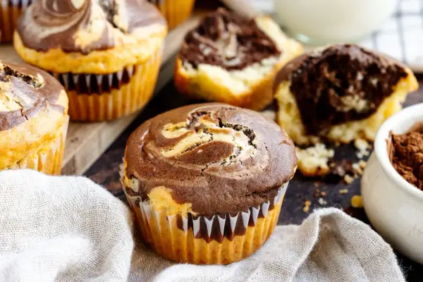 Saftige Marmor Muffins mit Swirls aus hellem und dunklem Teig, perfekt für den Kaffeetisch.