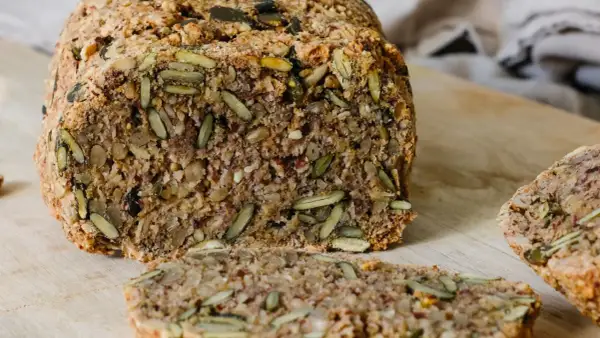Saatenbrot rezept: Ein rustikales Brot voller Sonnenblumenkerne, Kürbiskerne und Leinsamen, perfekt für ein gesundes Frühstück.
