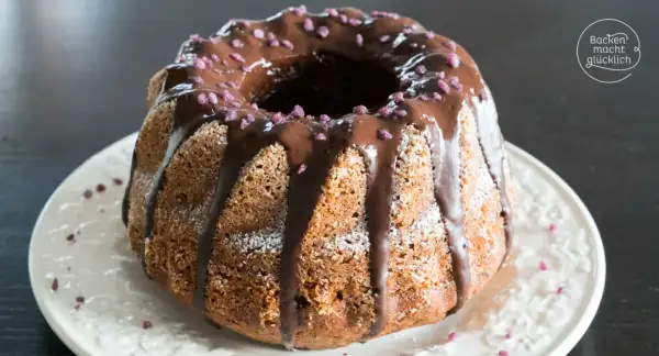 Ein saftiger Rotweinkuchen mit Schokoladenglasur und lila Streuseln. Dieses Rotweinkuchen Rezept ist ein Genuss!