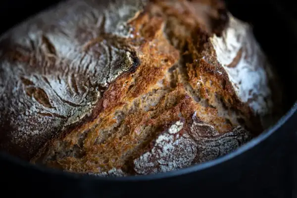 Ein knuspriges, frisch gebackenes Sauerteigbrot mit goldbrauner Kruste und luftiger Krume. Perfekt für jedes Sauerteigbrot Rezept.