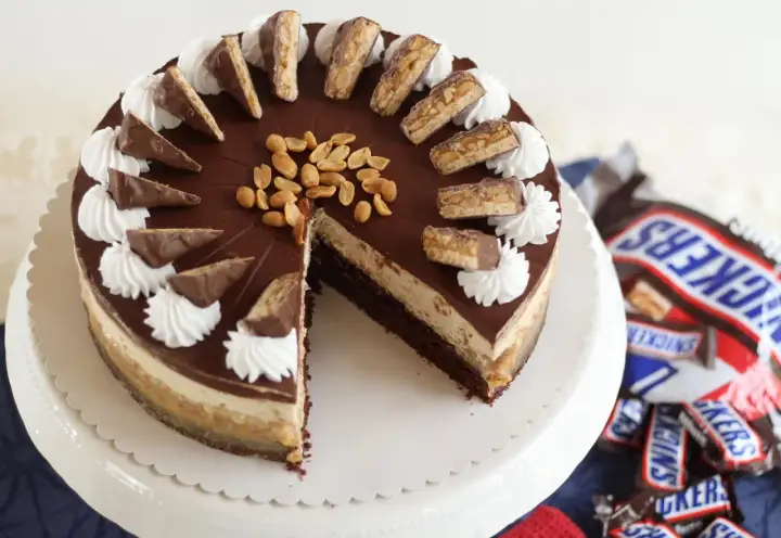 Snickers-Torte: So wird sie perfekt – stabil, lecker, ausgewogen
